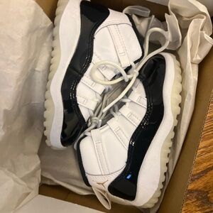 Jordan 11s size 6C